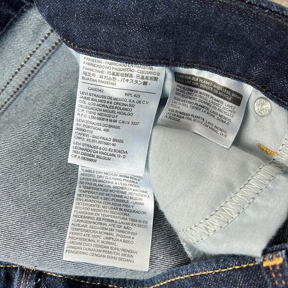 Levis Dark wash denim capri shorts, size 8 or 29 - Picture 9 of 11